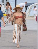 Kate-Hudson-in-Bikini-3