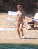 Kate-Hudson-in-Bikini-Skiathos-Island-Greece-10