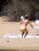Kate-Hudson-in-Bikini-Skiathos-Island-Greece-11