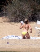 Kate-Hudson-in-Bikini-Skiathos-Island-Greece-14