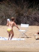 Kate-Hudson-in-Bikini-Skiathos-Island-Greece-18