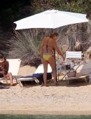 Kate-Hudson-in-Bikini-Skiathos-Island-Greece-2