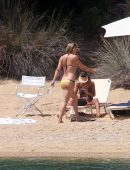 Kate-Hudson-in-Bikini-Skiathos-Island-Greece-3