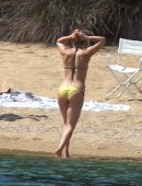 Kate-Hudson-in-Bikini-Skiathos-Island-Greece-7