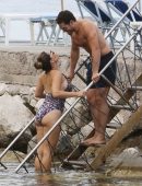 Kelly-Brook-in-Leopard-Print-Swimsuit-1