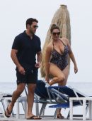Kelly-Brook-in-Leopard-Print-Swimsuit-10