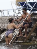 Kelly-Brook-in-Leopard-Print-Swimsuit-11