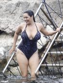 Kelly-Brook-in-Leopard-Print-Swimsuit-14