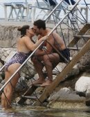 Kelly-Brook-in-Leopard-Print-Swimsuit-3