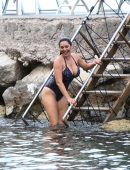 Kelly-Brook-in-Leopard-Print-Swimsuit-8