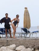 Kelly-Brook-in-Leopard-Print-Swimsuit-9