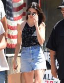 Kendall-Jenner-in-Skirt-3