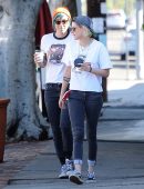 Kristen-Stewart-Grabbing-Coffee-with-her-Girlfriend-1