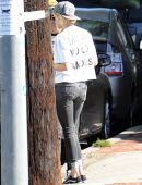 Kristen-Stewart-Grabbing-Coffee-with-her-Girlfriend-3
