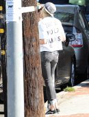 Kristen-Stewart-Grabbing-Coffee-with-her-Girlfriend-4
