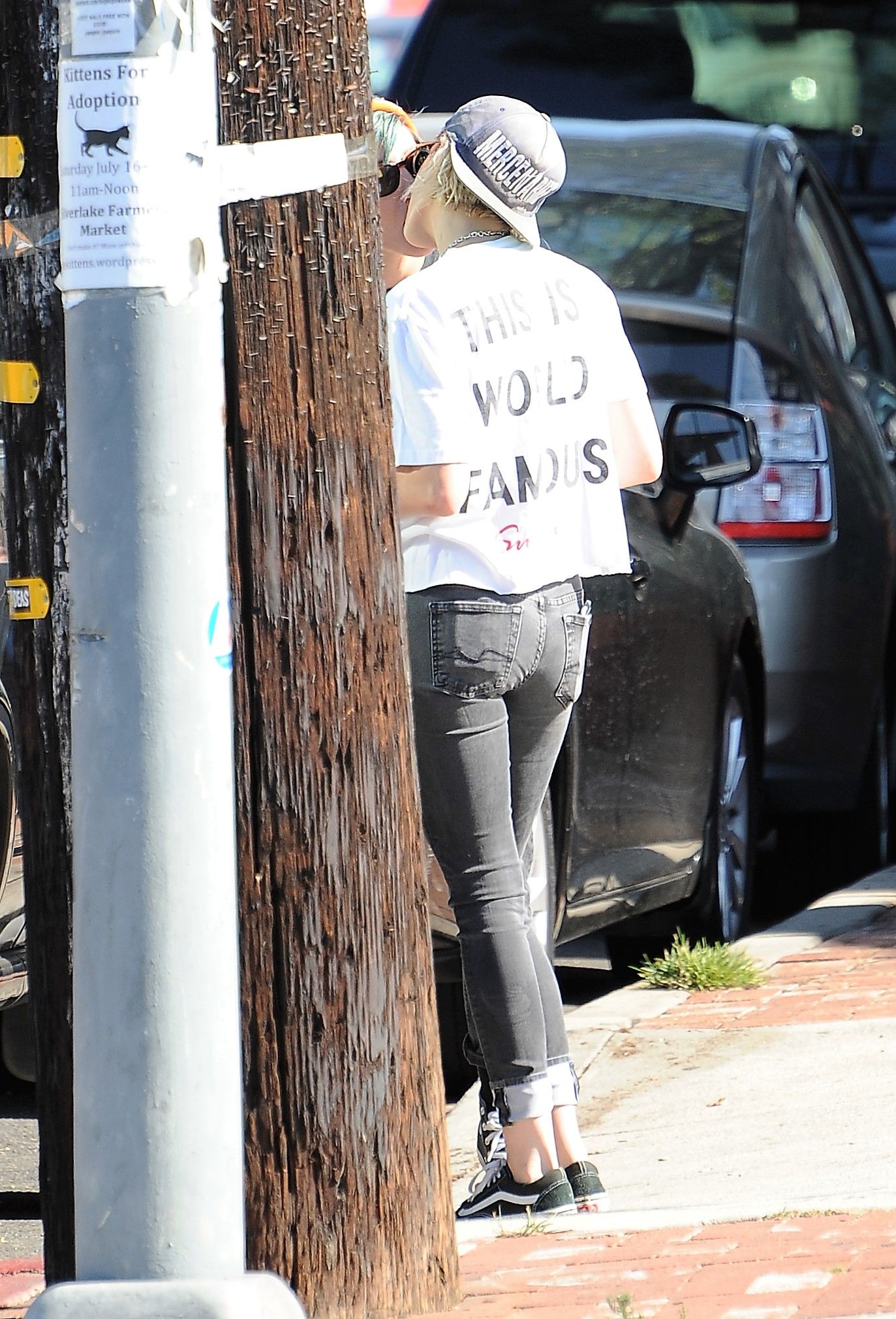 Kristen-Stewart-Grabbing-Coffee-with-her-Girlfriend-4