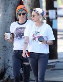 Kristen-Stewart-Grabbing-Coffee-with-her-Girlfriend-5