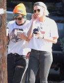 Kristen-Stewart-Grabbing-Coffee-with-her-Girlfriend-6