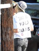 Kristen-Stewart-Grabbing-Coffee-with-her-Girlfriend-7