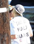 Kristen-Stewart-Grabbing-Coffee-with-her-Girlfriend-8