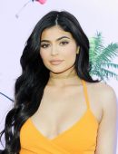 Kylie-Jenner-PrettyLittleThing-5