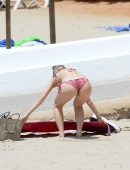 Lottie-Moss-in-Bikini-11