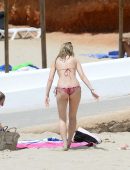 Lottie-Moss-in-Bikini-3