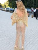 Paris-Hilton-in-Paris-4