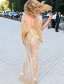 Paris-Hilton-in-Paris-7
