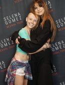Selena-Gomez-Meet-and-Greet-7