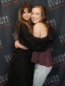 Selena-Gomez-Meet-and-Greet-9