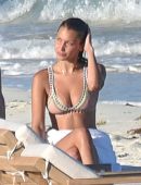 Bella-Hadid-in-Bikini-153