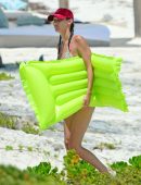 Bella-Hadid-in-Bikini-157