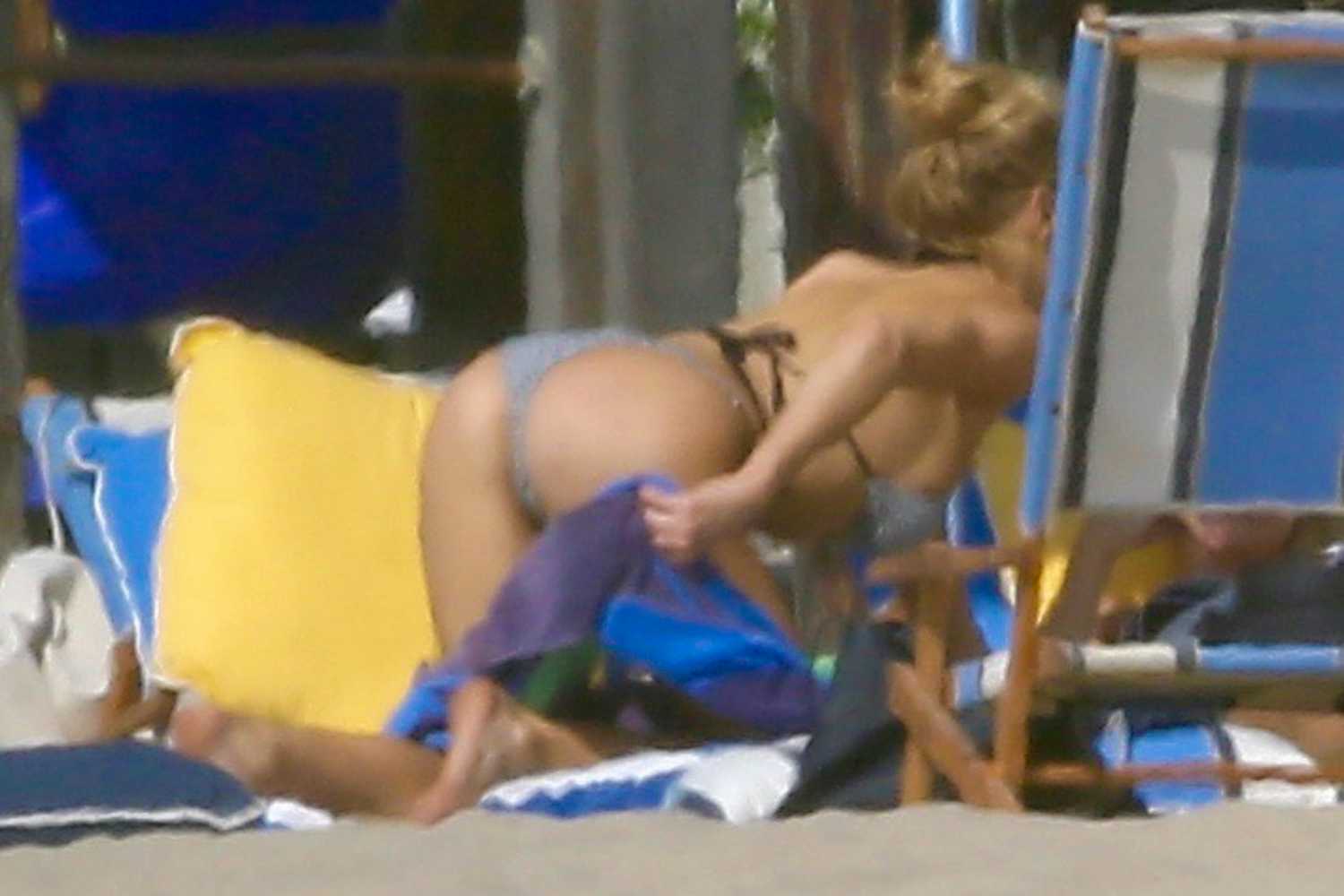 Charlotte-McKinney-with-Sister-Garland-McKinney-10