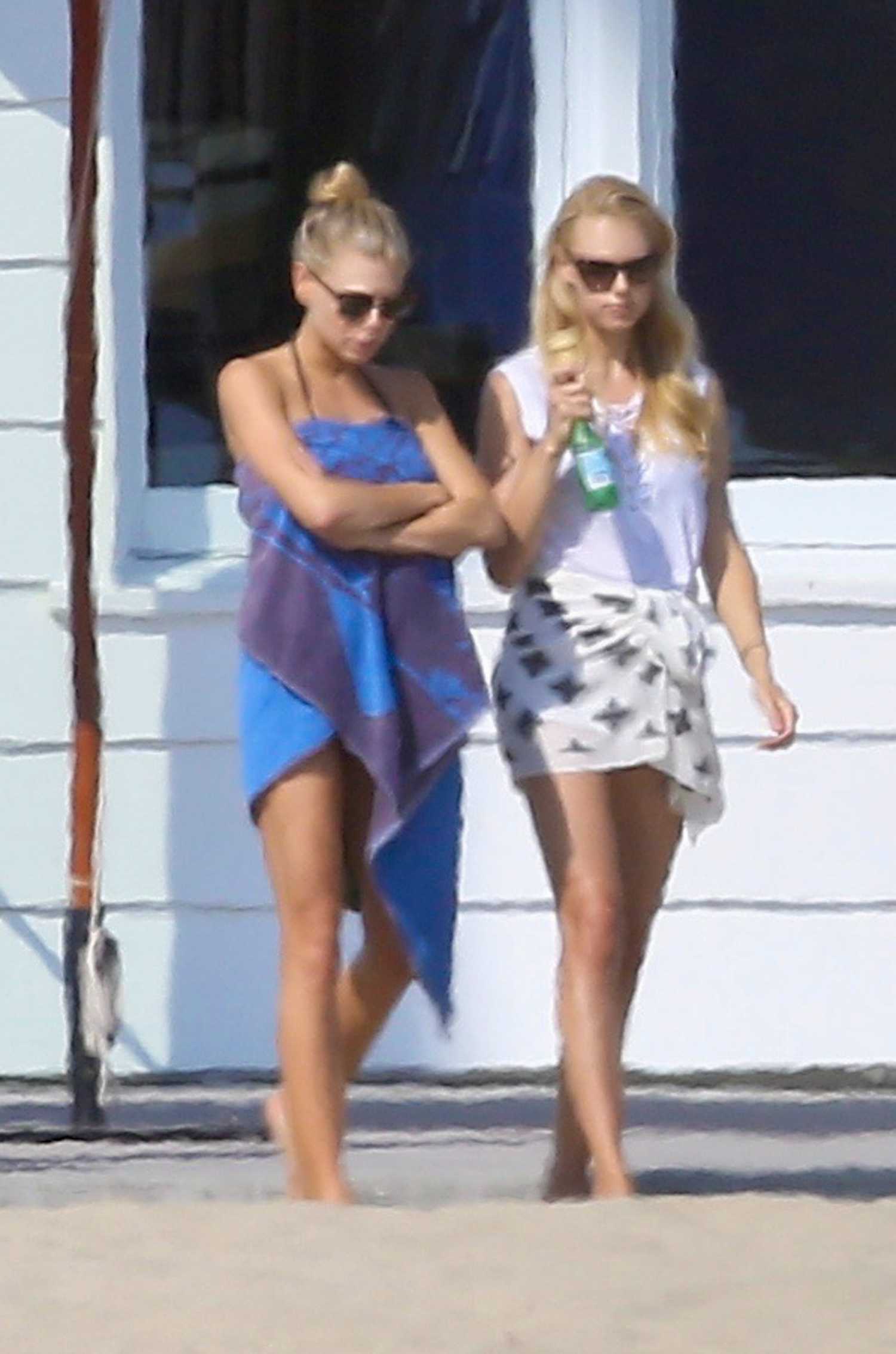 Charlotte-McKinney-with-Sister-Garland-McKinney-7