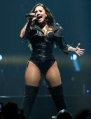 Demi-Lovato-Performing-Live-in-Seattle-2