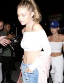 Gigi-Hadid-Braless-Candids-in-West-Hollywood-428