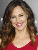 Jennifer-Garner-at-The-Premiere-of-Nine-Lives-LA-7