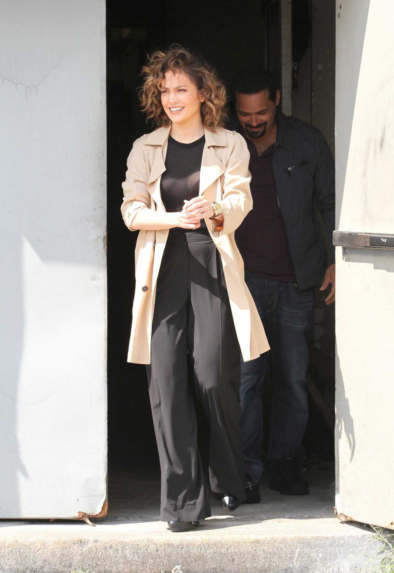 Jennifer-Lopez-on-the-Set-of-Shades-of-Blue-12