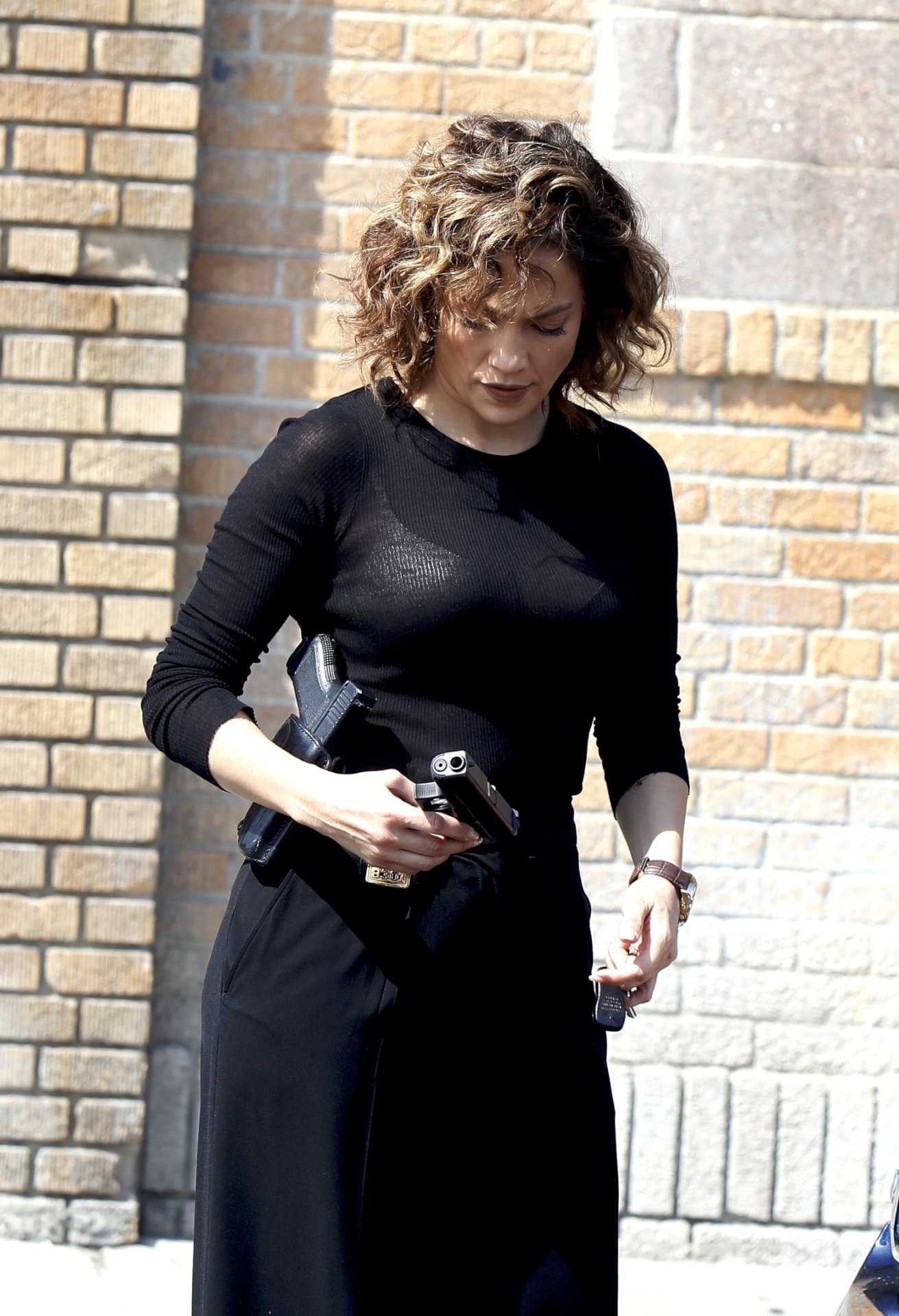 Jennifer-Lopez-on-the-Set-of-Shades-of-Blue-4
