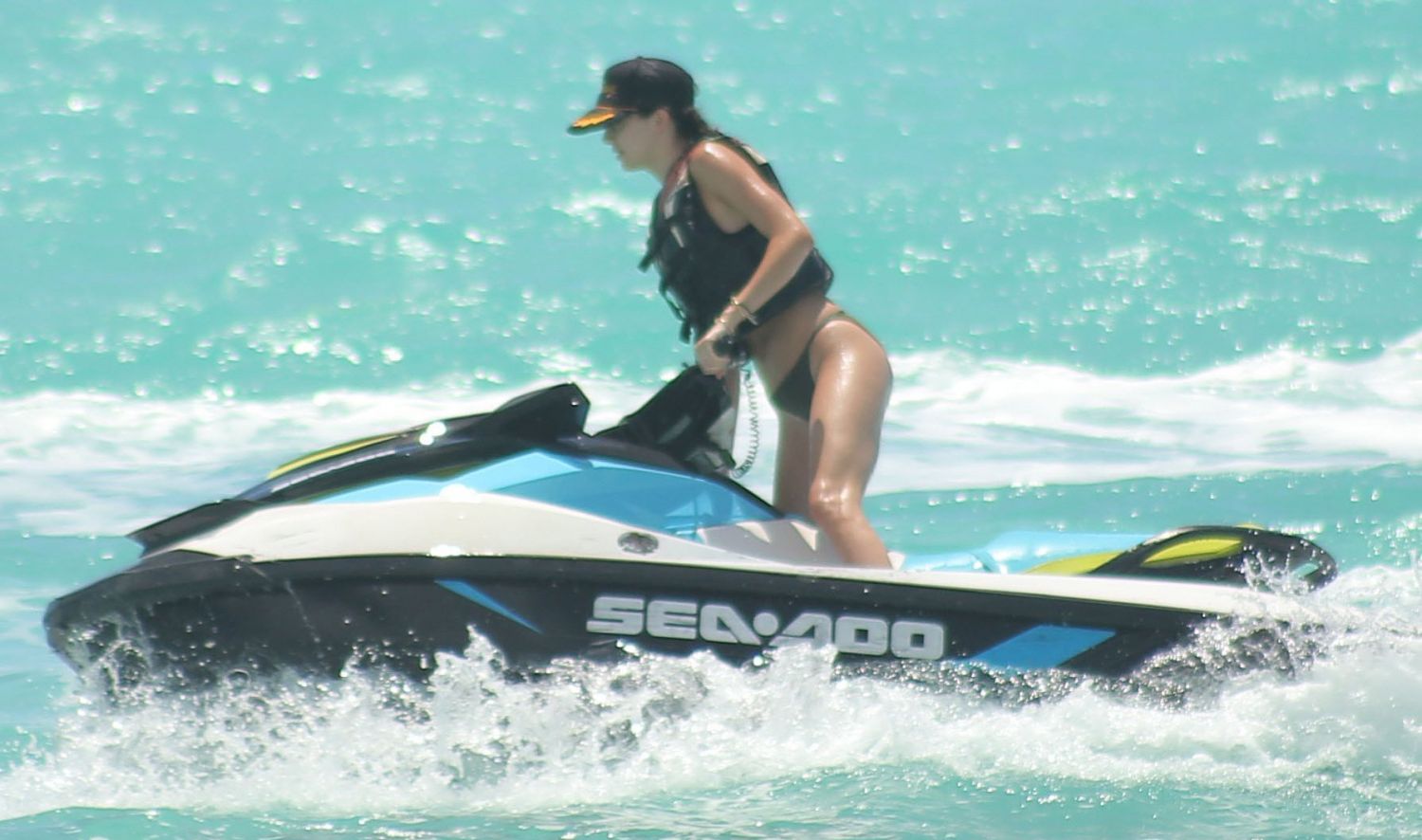 Kendall-Jenner-Bikini-Candids-in-Turks-and-Caicos-213