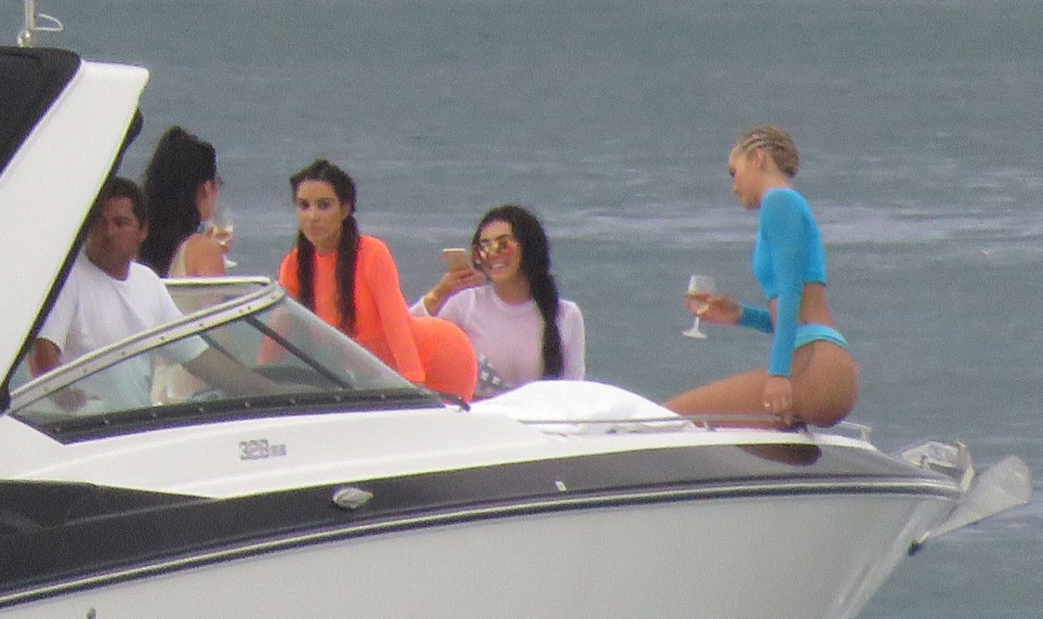 Kim-Kardashian-Candids-in-Mexico-374