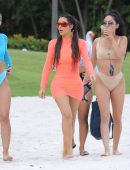 Kim-Kardashian-Candids-in-Mexico-377