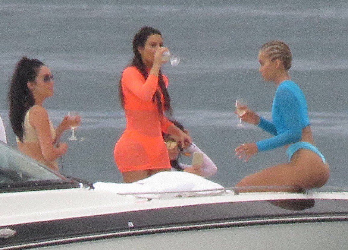 Kim-Kardashian-Candids-in-Mexico-379