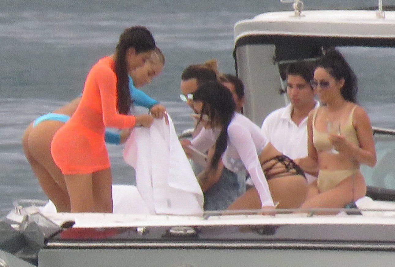 Kim-Kardashian-Candids-in-Mexico-381
