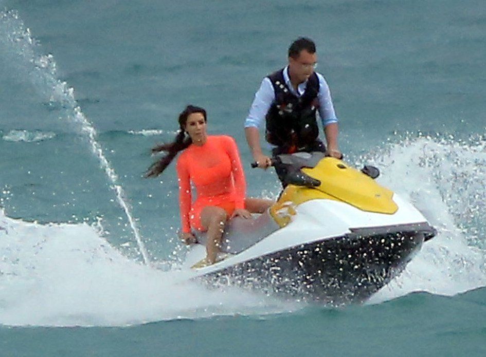 Kim-Kardashian-Candids-in-Mexico-382