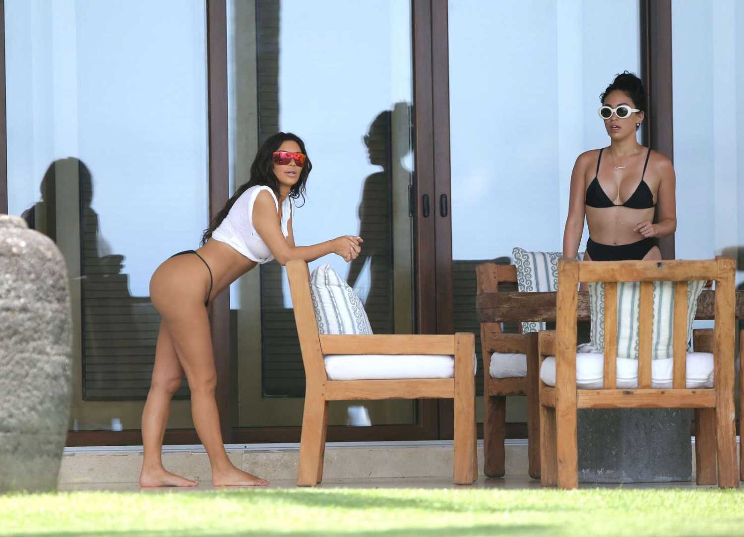 Kim-Kardashian-in-Black-Bikini-474