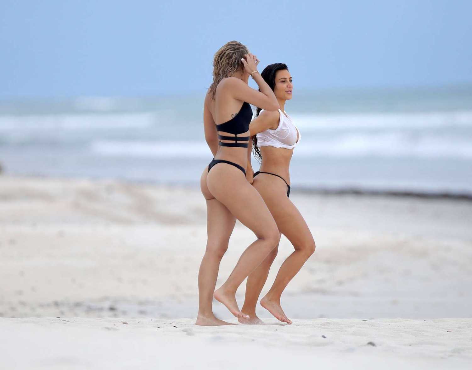 Kim-Kardashian-in-Black-Bikini-481