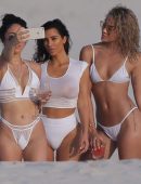 Kim-Kardashian-with-Girlfriends-on-Beach-in-Mexico-5