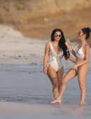 Kim-Kardashian-with-Girlfriends-on-Beach-in-Mexico-8